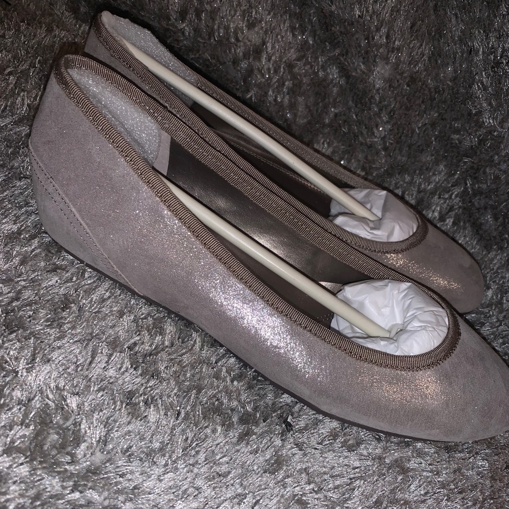 Tahari closed toe flats
